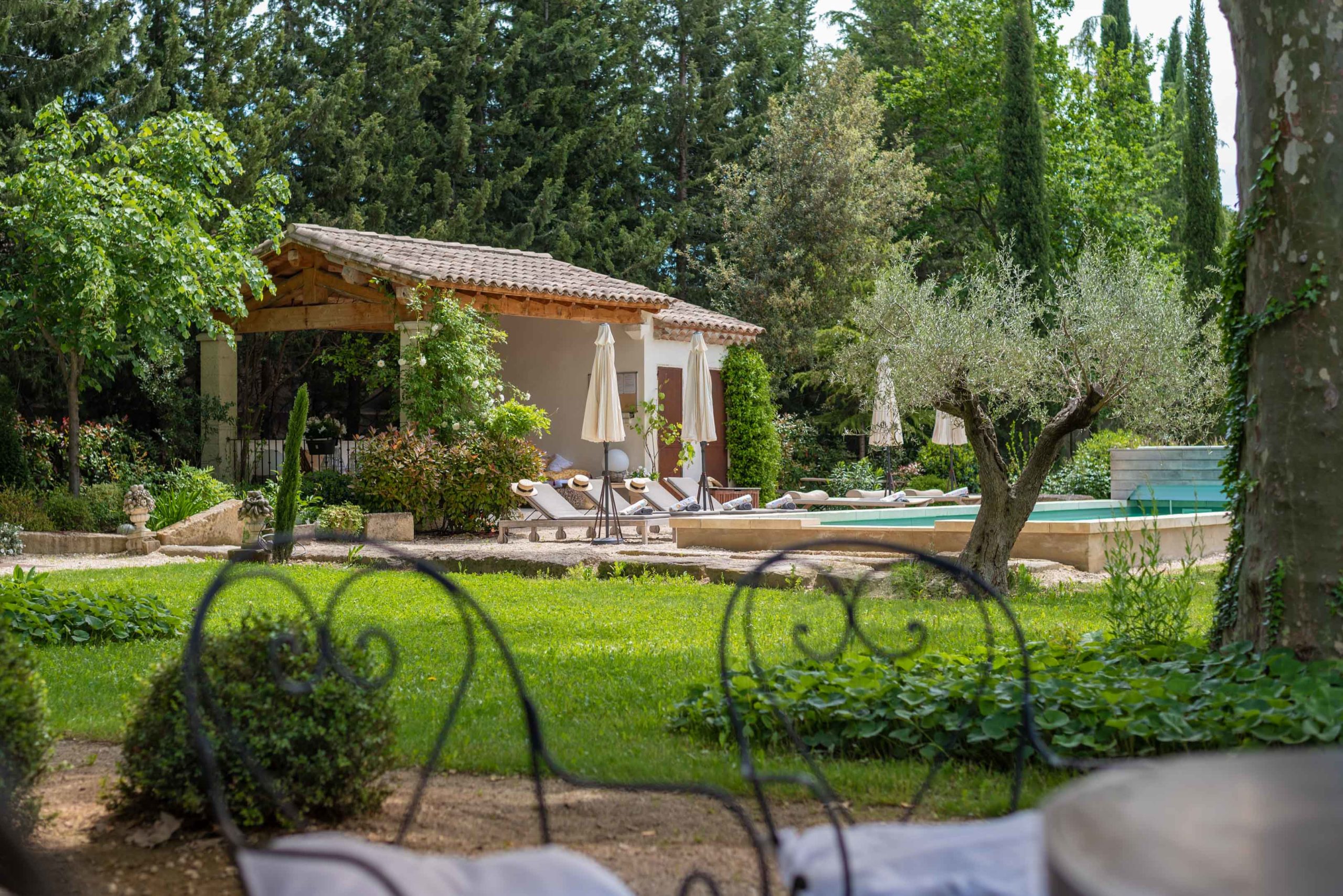 L'extérieur avec vue sur la piscine